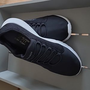 Men's 9.5 Lite Weight Black Sketcher Shoe With Memory Foam Slip In